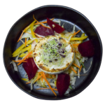 Camembert saláta_körbevágva